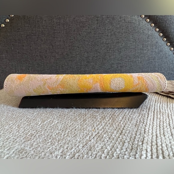 ⭐️ RARE Hayward "Bobby” Jacquard Clutch in light pink ⭐️ Hard to find print - Picture 9 of 15